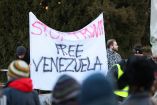 Manifestantes en Viena sostienen una pancarta con el mensaje “Stop Trump – Free Venezuela” durante una protesta contra la captura de Nicolás Maduro anunciada por Estados Unidos, en el contexto de la crisis diplomática internacional.