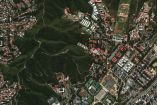 Imagen satelital del complejo militar de Fuerte Tiuna, en Caracas, que muestra instalaciones, áreas verdes y zonas urbanas cercanas antes de la operación de Estados Unidos vinculada a cargos de narcoterrorismo contra el gobierno venezolano.