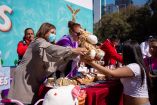 La jefa de Gobierno, Clara Brugada Molina, encabezó el reparto de la tradicional Rosca de Reyes, así como la entrega de miles de juguetes para niñas y niños de la Ciudad de México.