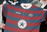 El Newcastle presentó su vestimenta retro, que utilizaron en la década de los 90