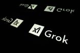 Esta fotografía muestra pantallas que muestran el logotipo de Grok, un chatbot de inteligencia artificial generativa desarrollado por la empresa estadounidense de inteligencia artificial xAI, en Toulouse, sur de Francia.