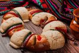 Este tradicional pan dulce, de forma ovalada o circular, representa una corona y está decorado con frutas cristalizadas que evocan las joyas de los Reyes Magos.