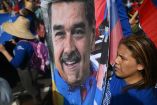 Un manifestante sostiene una fotografía del derrocado presidente de Venezuela, Nicolás Maduro, durante una manifestación en apoyo a él y a su esposa Cilia Flores en Caracas.