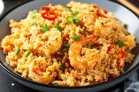 Arroz frito de coliflor con camarones