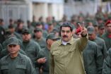 El presidente de Venezuela, Nicolás Maduro, hace un gesto durante una reunión con soldados en una base militar en Caracas, Venezuela.
