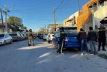 Calle acordonada por la Policía Municipal en la colonia Conquistadores de Saltillo, Coahuila, donde ocurrió el feminicidio de una mujer; se observan patrullas, cinta de seguridad y vecinos en el lugar.
