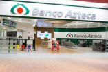 Interior de una sucursal de Banco Azteca en México, con área de atención al cliente, imagen corporativa visible y espacios diseñados para ofrecer servicios financieros accesibles y orientación a los usuarios.