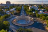 Vista aérea del Monumento a la Patria en Mérida, Yucatán, con avenidas arboladas y edificios urbanos alrededor, imagen representativa del desarrollo de la ciudad y del contexto del mercado inmobiliario en la capital yucateca.