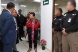 Ernestina Godoy Ramos, titular de la FGR, dialoga con personal durante un recorrido por las instalaciones de la Fiscalía Federal en Morelos, como parte de una visita para fortalecer la coordinación institucional.