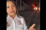 La alcaldesa de Villagrán, Cinthia Teniente, habla ante medios durante la noche mientras al fondo se observan llamas y unidades de emergencia tras la explosión e incendio en un centro ilegal de almacenamiento de hidrocarburos en la colonia Satélite.