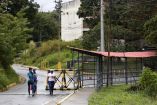 Familiares de reclusos caminan mientras esperan noticias sobre la liberación de presos, afuera de la prisión El Rodeo I en Guatire, estado Miranda, a unos 30 kilómetros al este de Caracas el 10 de enero de 2026.