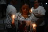 Una mujer sostiene velas durante una vigilia para exigir la libertad de los presos políticos