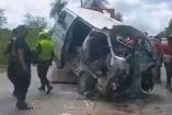 Camioneta gravemente dañada tras chocar contra un árbol en una carretera cercana a Puerto Quijarro, en el este de Bolivia, mientras policías y rescatistas rodean el vehículo luego de un accidente vial con múltiples víctimas mortales.