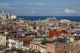 Vista panorámica de una zona urbana de La Habana con edificios residenciales y el mar al fondo, en medio del aumento de las tensiones entre Estados Unidos y Cuba en enero de 2026.