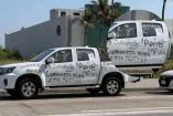 La camioneta con mensajes de “Perro infiel” que todos compartieron en redes.