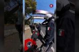Un biker identificado como Ian Palacios denunció en redes sociales haber sido amenazado y golpeado por policías luego de intervenir para evitar que una conductora presuntamente entregara una “mordida”. Los hechos quedaron registrados en video y rápidamente se viralizaron.
“Estamos cansados de estos puercos, los buenos somos más”, expresó Palacios al difundir el material, lo que generó indignación entre usuarios y reavivó el debate sobre abusos de autoridad y corrupción policial. Hasta el momento, las autoridades no han emitido un posicionamiento oficial sobre el caso.

#AbusoDeAutoridad #Corrupción #Mordida #Policías #VideoViral #Denuncia #Justicia #Noticias