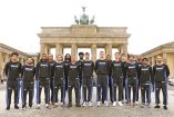Equipo del Orlando Magic de la NBA, en uno de los sitios turísticos de Alemania.