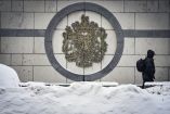 Una persona pasa frente al edificio de la embajada británica en Moscú el 15 de enero de 2026.