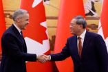 El primer ministro de Canadá, Mark Carney, estrecha la mano del primer ministro de China, Li Qiang, al final de la ceremonia de firma durante la primera visita de un primer ministro canadiense a China desde 2017, en el Gran Salón del Pueblo en Beijing, China, el 15 de enero de 2026.