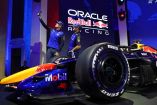 Max Verstappen e Isack Hadjar, se toman foto con el nuevo auto de Red Bull.