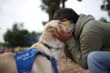 Un exsoldado que recibe tratamiento por trastorno de estrés postraumático (TEPT) en la Clínica de Investigación Psicodélica para Veteranos de Combate del Centro Médico Emek abraza a su perro de servicio en Afula, Israel, el 15 de diciembre de 2025.