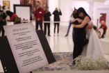 Susana Zabaleta abraza a una participante durante el evento “Los Abrazos” en el Museo Soumaya, mientras asistentes esperan su turno en un ambiente de silencio y reflexión en la Ciudad de México.
