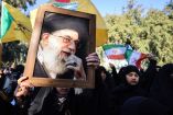 Manifestantes en Irán cargan un cuadro del Ayatolá Jamenei.