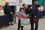 Como parte del programa “Apadrina una Esfera 2025”, los policías entregaron obsequios a 14 niñas que residen en el lugar.
