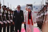 La gobernadora general de Canadá, Mary Simon, camina junto al canciller Juan Ramón de la Fuente durante su recibimiento con honores militares en el Aeropuerto Internacional Felipe Ángeles, al inicio de su visita oficial a México.
