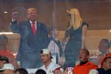 Donald Trump observa la Final de Futbol Americano Colegial desde un palco del Hard Rock Stadium durante el duelo entre Miami Hurricanes e Indiana Hoosiers.