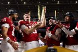 Fernando Mendoza levanta el trofeo del College Football Playoff junto a sus compañeros de los Indiana Hoosiers, culminando la temporada perfecta y el campeonato nacional que sacó al programa de su letargo histórico.
