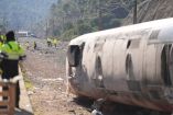 Vagón de un tren descarrilado en Adamuz, Córdoba, con operativos de emergencia y técnicos trabajando sobre la vía tras el grave accidente ferroviario ocurrido en enero de 2026.