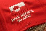El lema "Make America Go Away" está cosido en el costado de una gorra que usa el copropietario de la tienda de ropa McKorman en Copenhague, Dinamarca, el 20 de enero de 2026.
