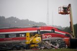 Vagón de un tren de alta velocidad fuera de las vías tras el descarrilamiento de dos trenes cerca de Adamuz, en Córdoba, uno de los accidentes ferroviarios más graves en España, con decenas de víctimas mortales.