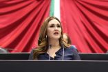 La senadora Geovanna Bañuelos de la Torre habla desde la tribuna del Senado, con el escudo nacional al fondo, durante una sesión en la que denunció la deportación de niñas, niños y adolescentes migrantes sin protección adecuada.