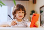Niños que usan mucho el celular: todo lo que debes saber sobre la llamada demencia digital