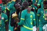 El entrenador de Senegal, Pape Thiaw, celebra con el defensa Kalidou Koulibaly con el trofeo de la Copa Africana de Naciones.