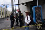 Agentes de la Policía Nacional Civil de Guatemala custodian una calle acordonada durante el estado de sitio decretado por el gobierno tras ataques de pandillas y hechos de violencia contra fuerzas de seguridad en la Ciudad de Guatemala.