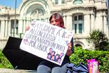 Ante el anuncio de la gira de conciertos de la banda surcoreana de K pop BTS y su visita a México, Fernanda de 24 años (y Army) ha optado por vender paletas frente al Museo Palacio de Bellas Artes a cooperación voluntaria hasta el día de mañana con el fin de poder comprar una entrada. La venta de boletos al público general de la gira de BTS en México va desde los 1,800 pesos hasta los 28,000 mil más cargos de Ticketmáster.