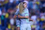 Montse Saldivar y la española Irene Guerrero se abrazan en uno de los goles americanistas.