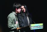 Aidan Zamiri y Charli XCX presentando detalles de su falso documental en Sundance.