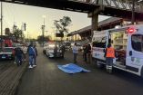 Versiones en el lugar señalan que el hombre ayudaba a peatones a cruzar la avenida.