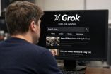 Un usuario que se parece a Sam Altman leyendo las respuestas de Grok