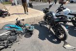 Motocicletas dañadas tras un choque en el cruce de Paseo de la Reforma y Pedro Moreno, en la colonia Guerrero. El accidente dejó a dos jóvenes gravemente lesionados y movilizó a policías y paramédicos en la zona.