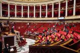 Vista general de la Asamblea Nacional de Francia durante el debate legislativo sobre la prohibición de las redes sociales para menores de 15 años, una iniciativa impulsada por el gobierno para proteger la salud mental de los adolescentes.