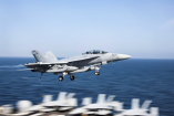 Avión de combate de la Marina de Estados Unidos despegando desde un portaviones en el mar, como parte de las operaciones del grupo de ataque del USS Abraham Lincoln en Medio Oriente.