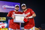 Julián Ornelas recibió el trofeo de Jugador Más Valioso de manos de su hermano Tirso, durante la premiación del bicampeonato de los Charros de Jalisco.