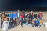 Julio César Urías se integró de manera espontánea a un entrenamiento infantil en un campo de beisbol de Salón de Actos, Chihuahua, donde convivió con niños y realizó lanzamientos.
