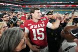 El quarterback Fernando Mendoza celebró el título colegial con Indiana.