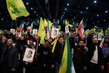 Seguidores de Hezbollah levantan banderas y retratos del líder supremo iraní Ali Khamenei durante un acto en Beirut, en respaldo a Irán, en un contexto de creciente tensión regional con Estados Unidos.